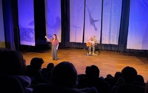 To personar på ein scenen som framfører dikt av Jon Fosse