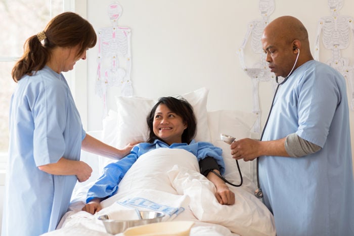 To helsefagelevar som hjelper sengeliggjande