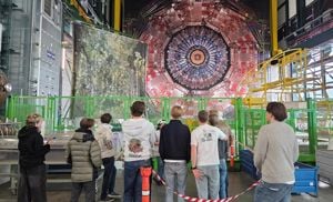 Elevar som studerer partikkelakseleratoren i CERN
