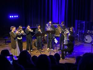 Elevar som gjennomfører solidaritetskonsert