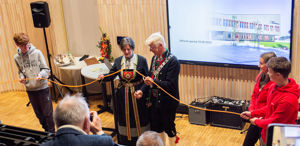 Rektor og fylkesordførar klypper over ein gul elektrokabel