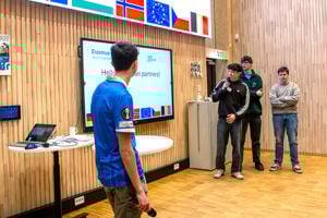 Elevar frå Erasmus+ som held presentasjon i auditoriumet på Vabakkjen